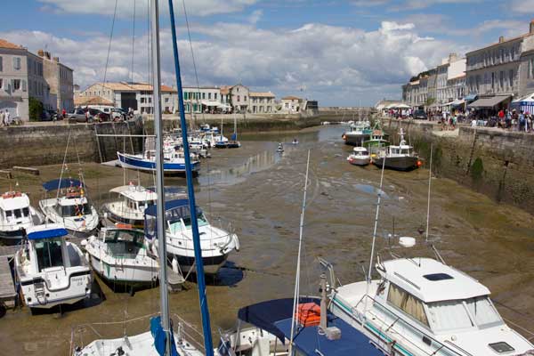 Hafen von Saint_Martin-de-Ré bei Ebbe