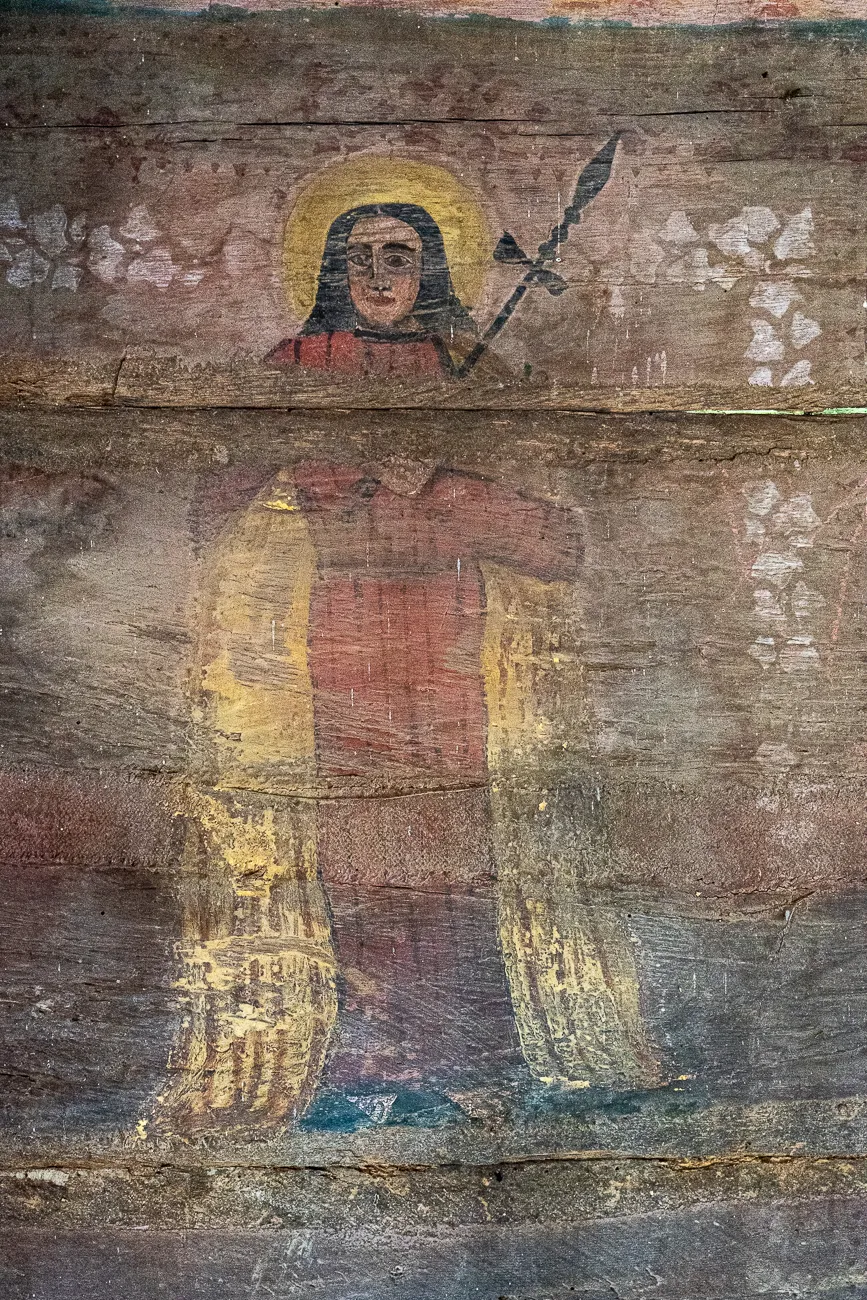 Altarbild mit Heiligenfigur auf Holz, goldener Hintergrund, rote Kleidung, verwittert