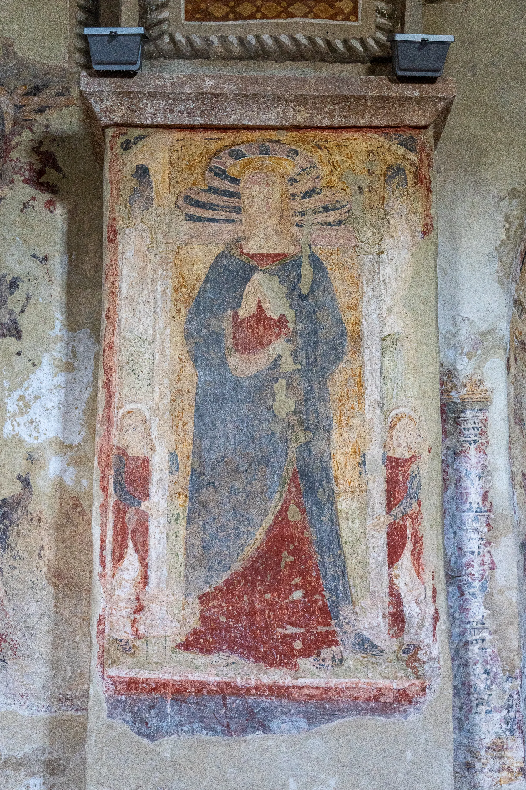 altarbild mit figürlicher wandmalerei in alter kirche