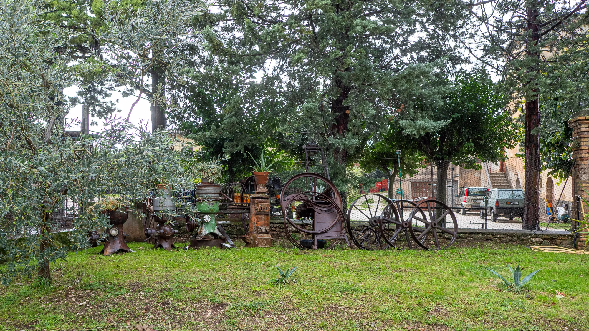Alter Maschinenpark unter Bäumen im Garten