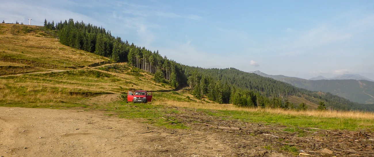 Rot Auto auf Waldhang im Rodna-Gebirge
