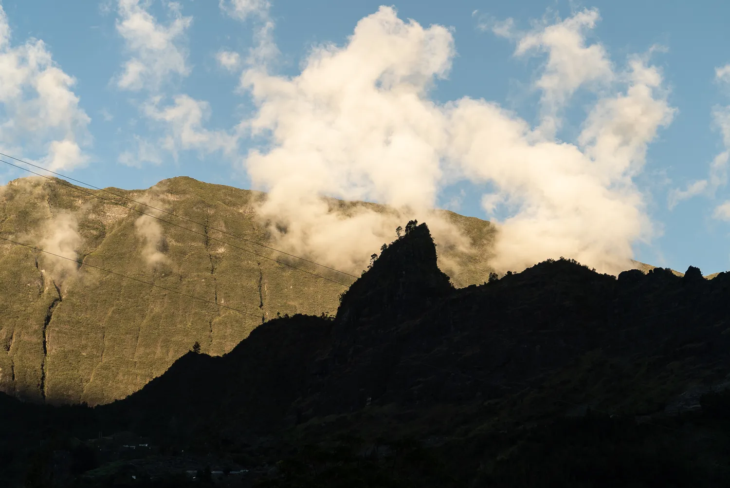 Berglandschaft mit Wolken und Sonnenlicht