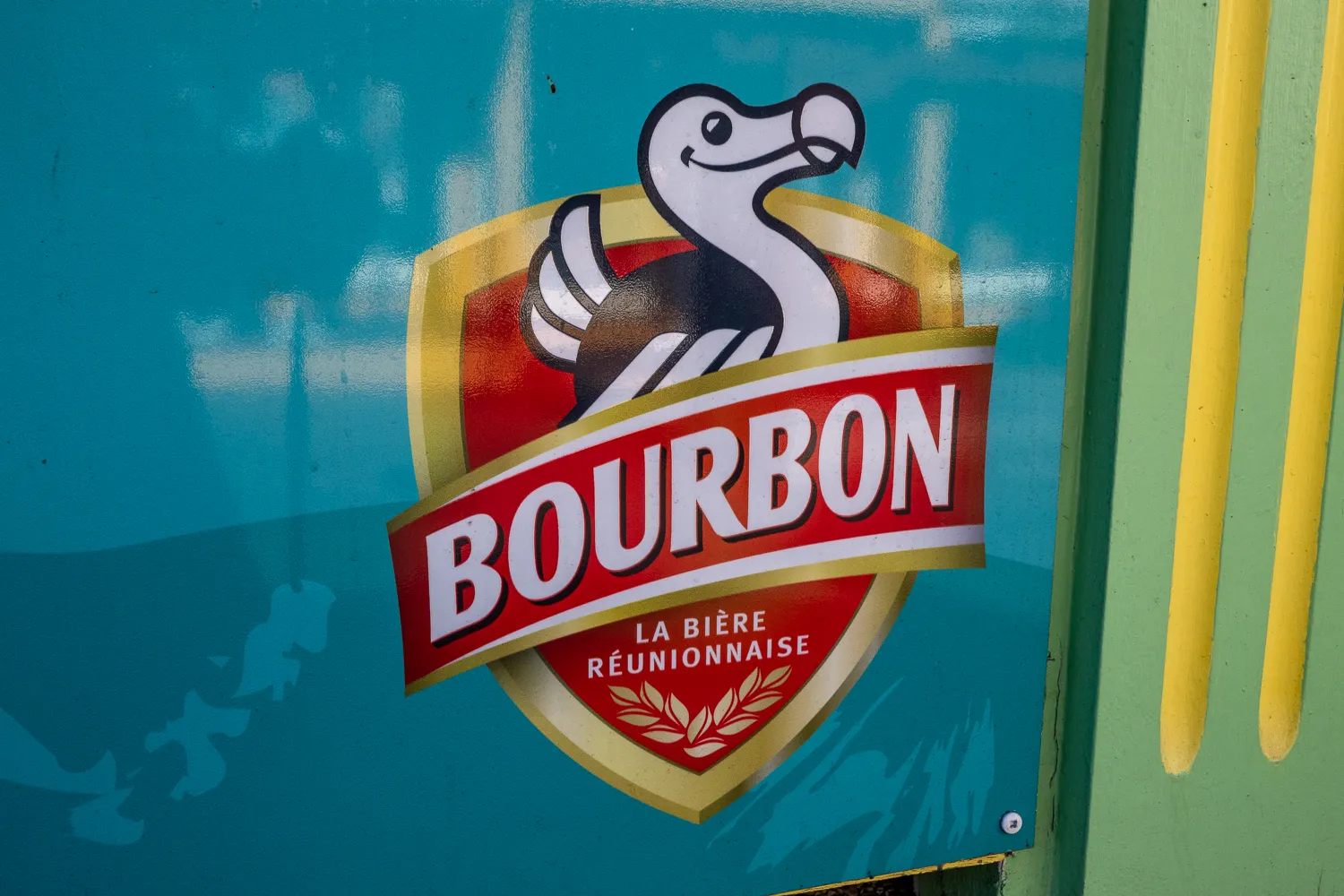 Bourbon-Bier-Logo mit Dodo auf blauem Hintergrund