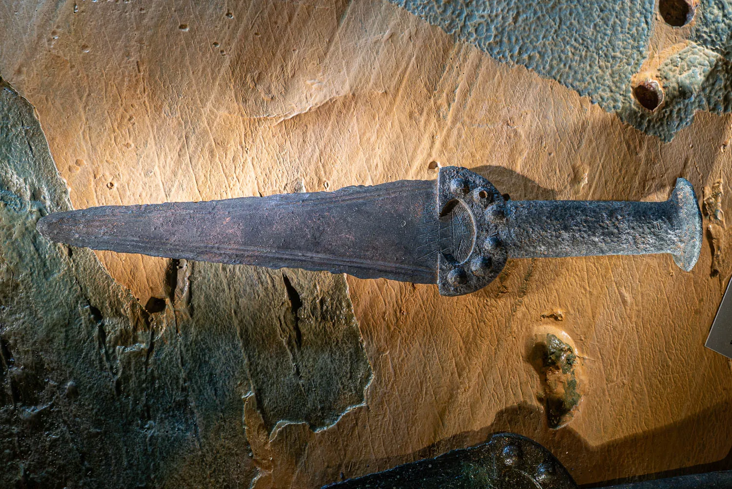 Alter bronzenes Messer mit Griff in Museumsexponat
