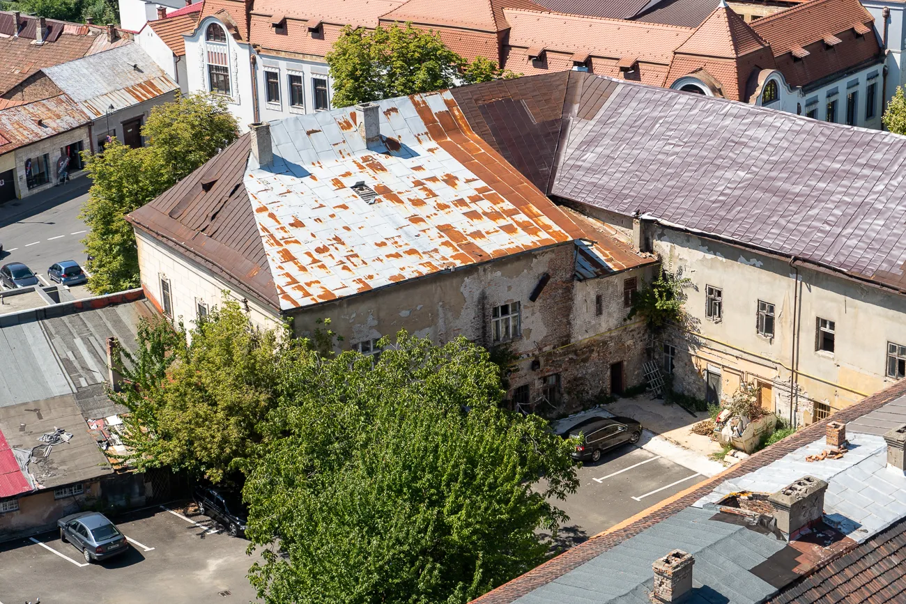 Dach mit rostigen Metallplatten und umliegende Gebäude