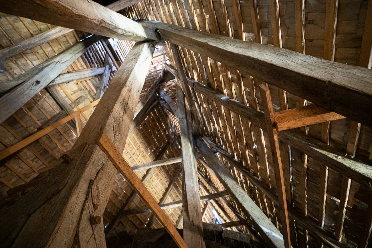 Holzkonstruktionen und Dachbalken in einer Kirche