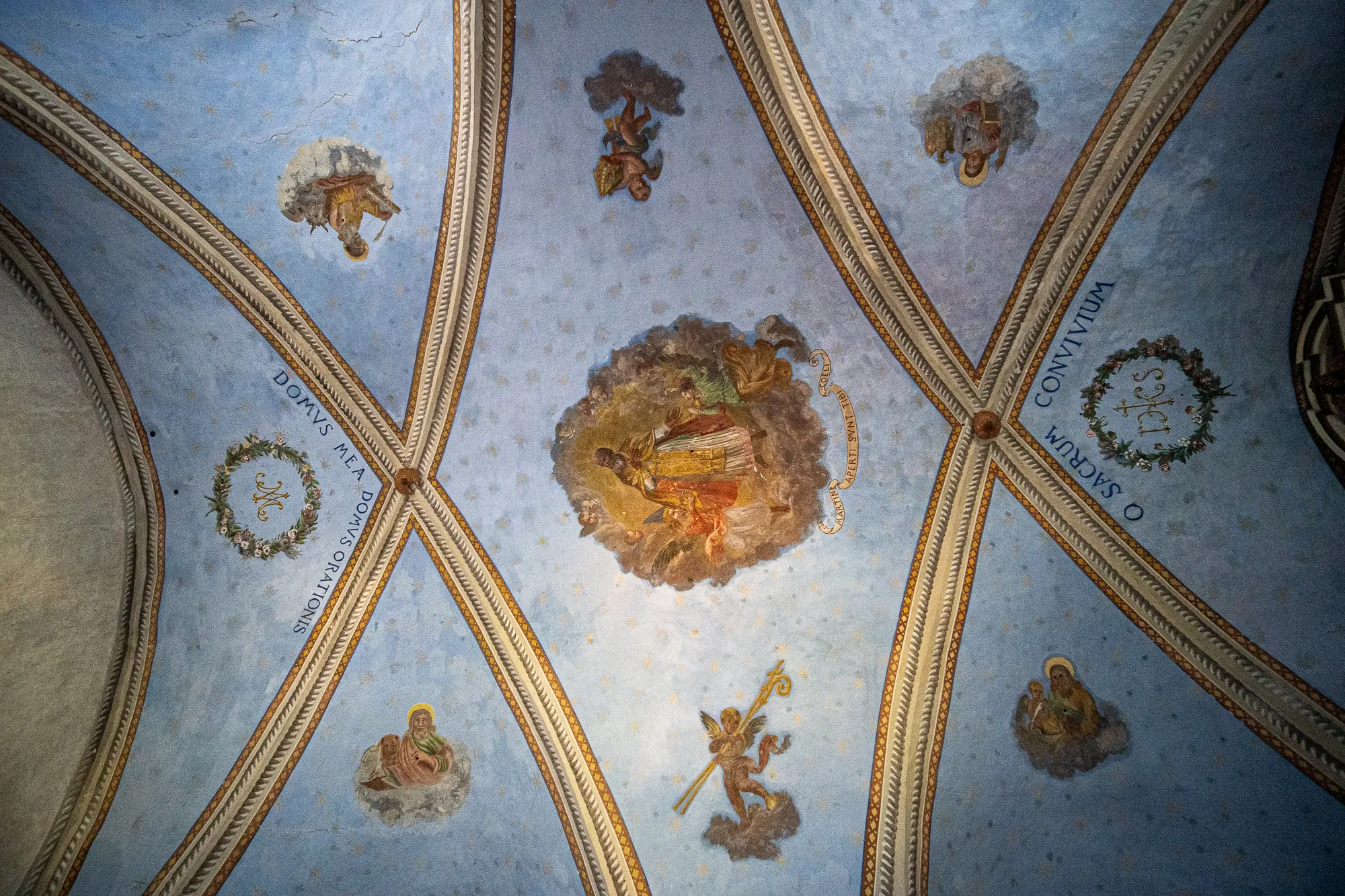 Deckenmalerei mit religiösen Medaillons und lateinischen Inschriften in Blau und Gold