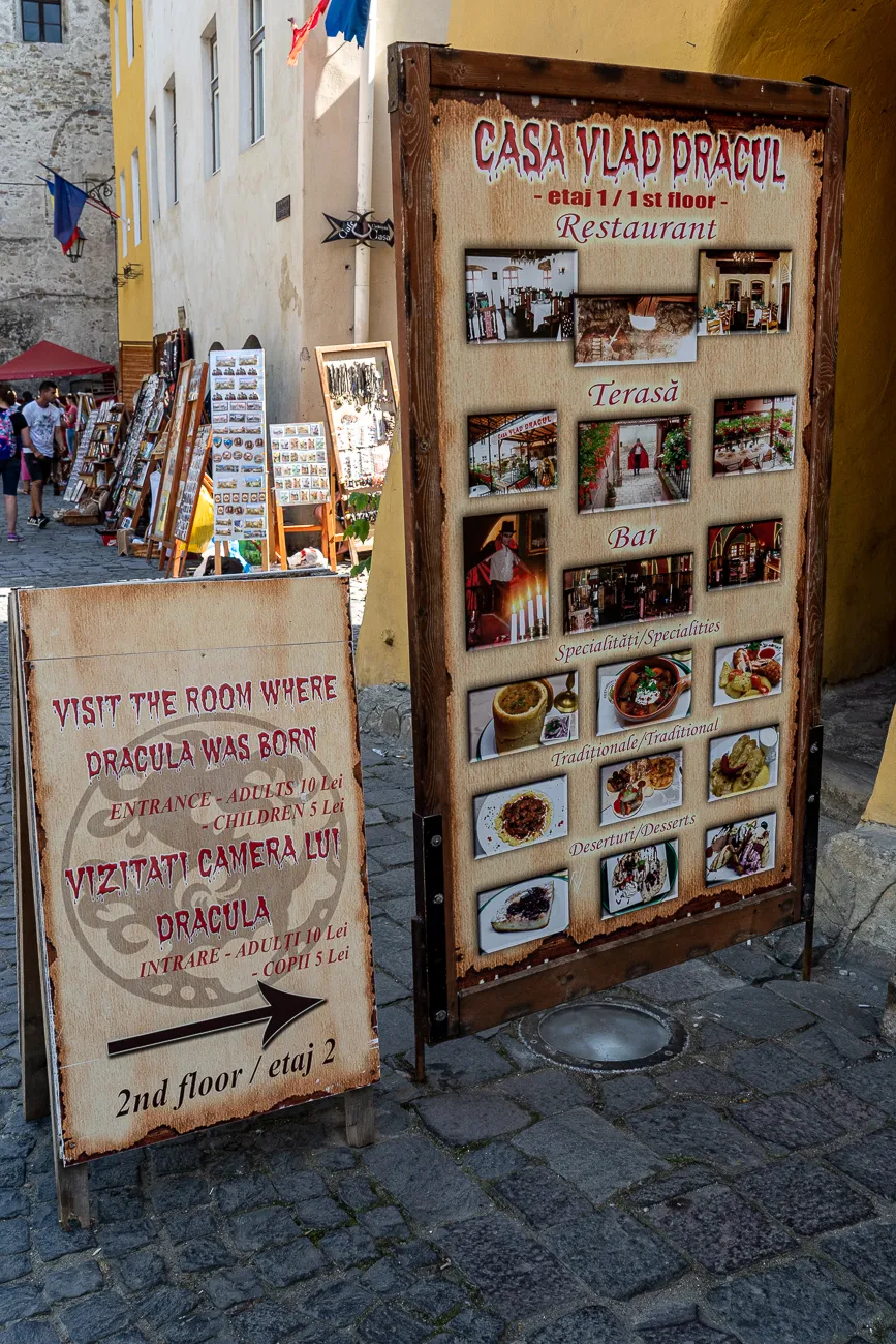 Schilder für Restaurant Casa Vlad Dracul und Dracula-Geburtshaus in einer Straße