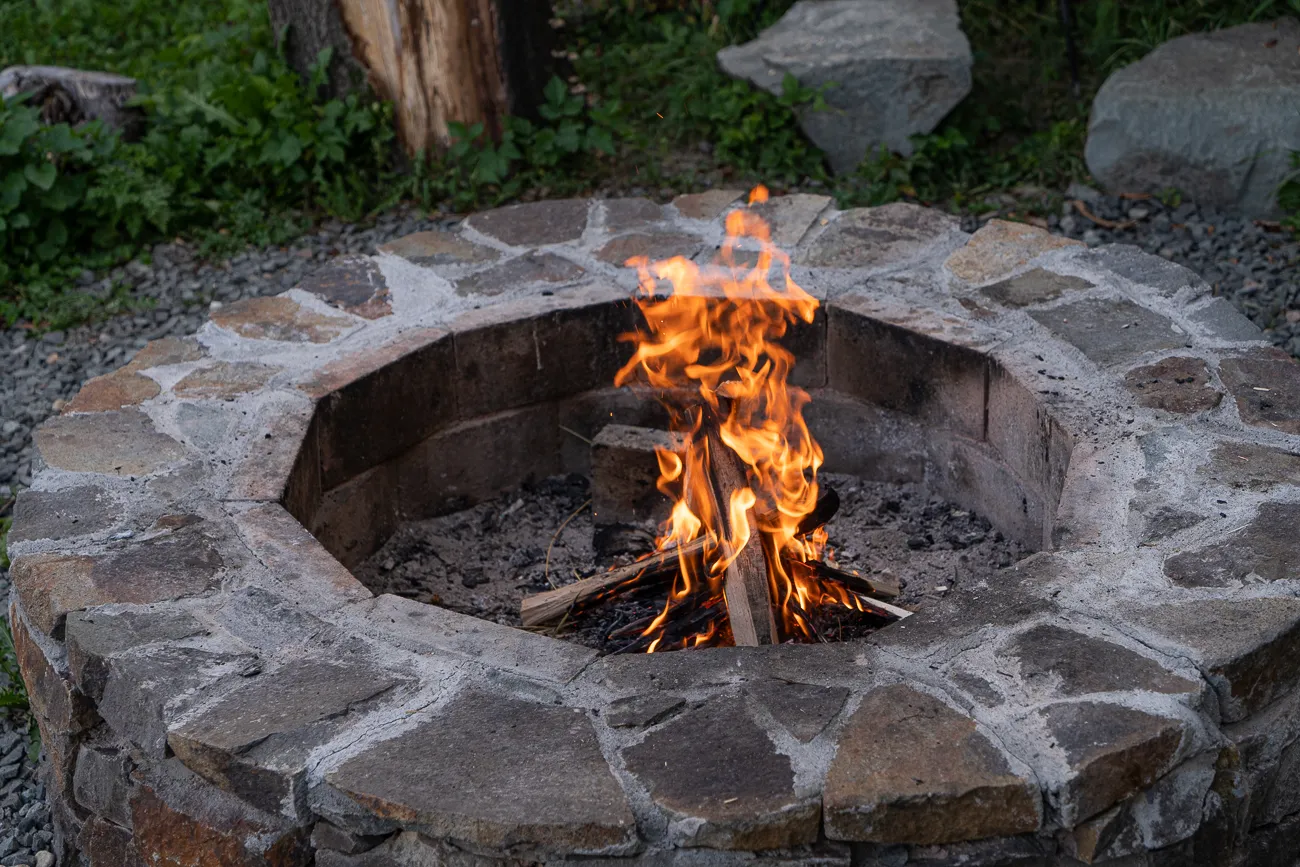 Feuer im Steinofen auf Kiesbank