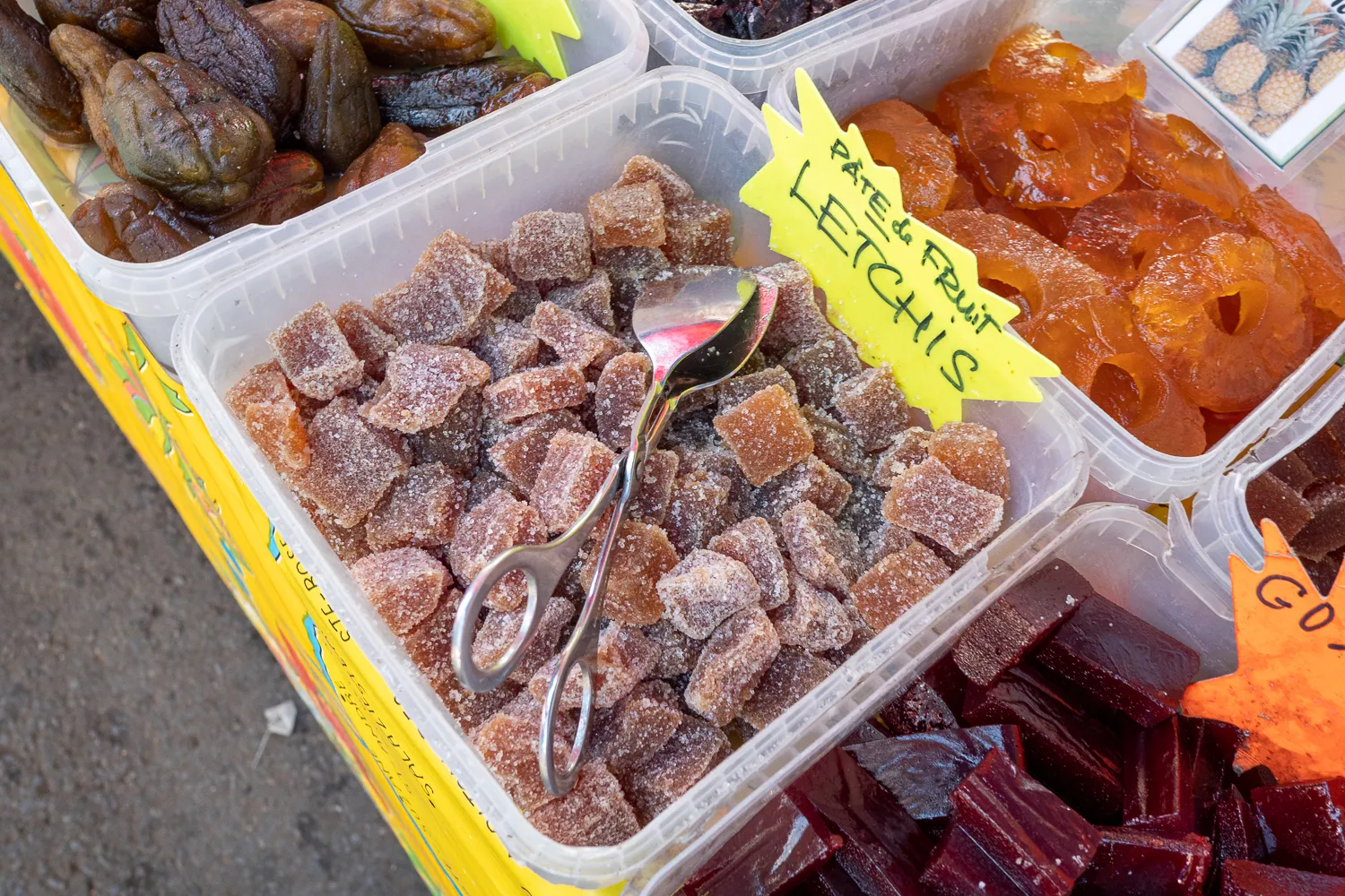 Getrocknete Früchte und Datteln auf einem Marktstand in Saint-Pierre