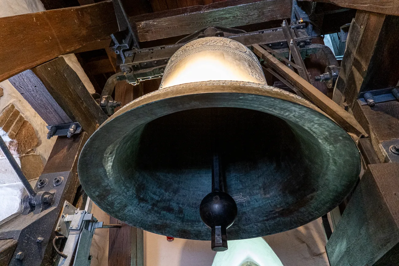 große messingglocke in holzrahmen mit schlagbolzen