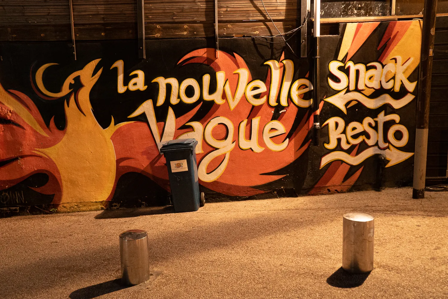 Graffiti an einer Wand mit Schriftzug la nouvelle vague und Snack Resto