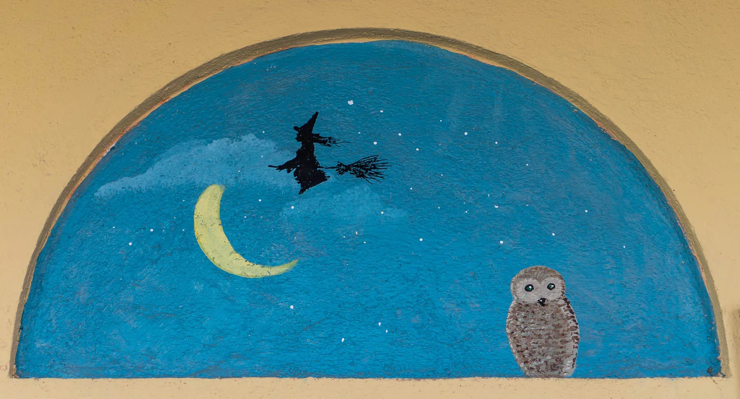 Schwarze Hexe fliegt mit Besen über Mond und Eule unter Sternenhimmel
