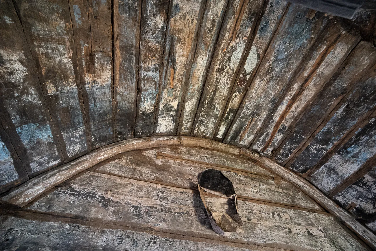 Alter hölzerner Bogen und Deckenbalken in einer Kirche