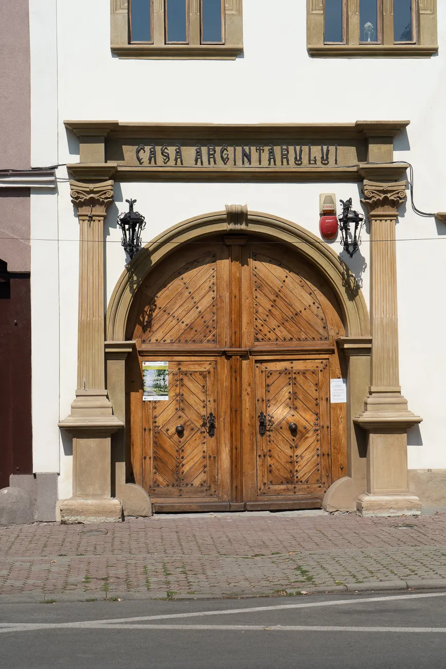 Holztor mit Steinrahmen und Schild Casa Argintarului