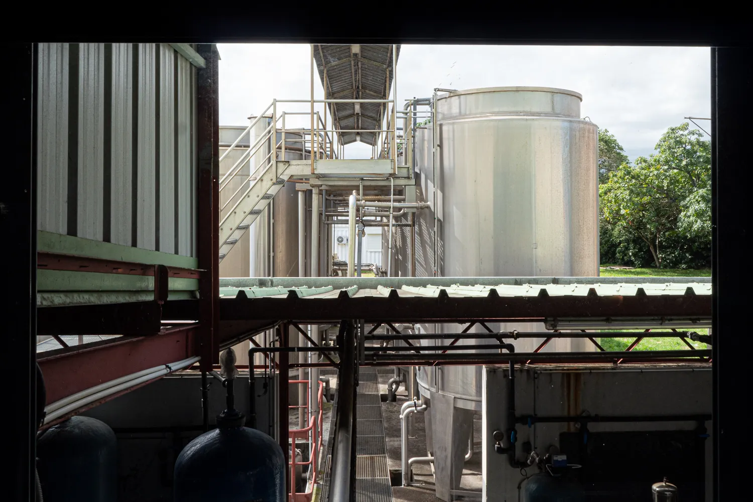 Industrielle Anlage mit silbernen Tanks und Rohrleitungen im Freien