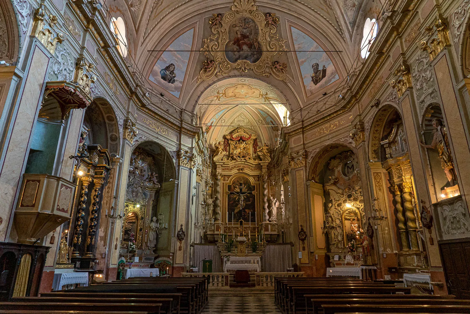 Barockkirche mit goldenem Altar und bemalten Decken