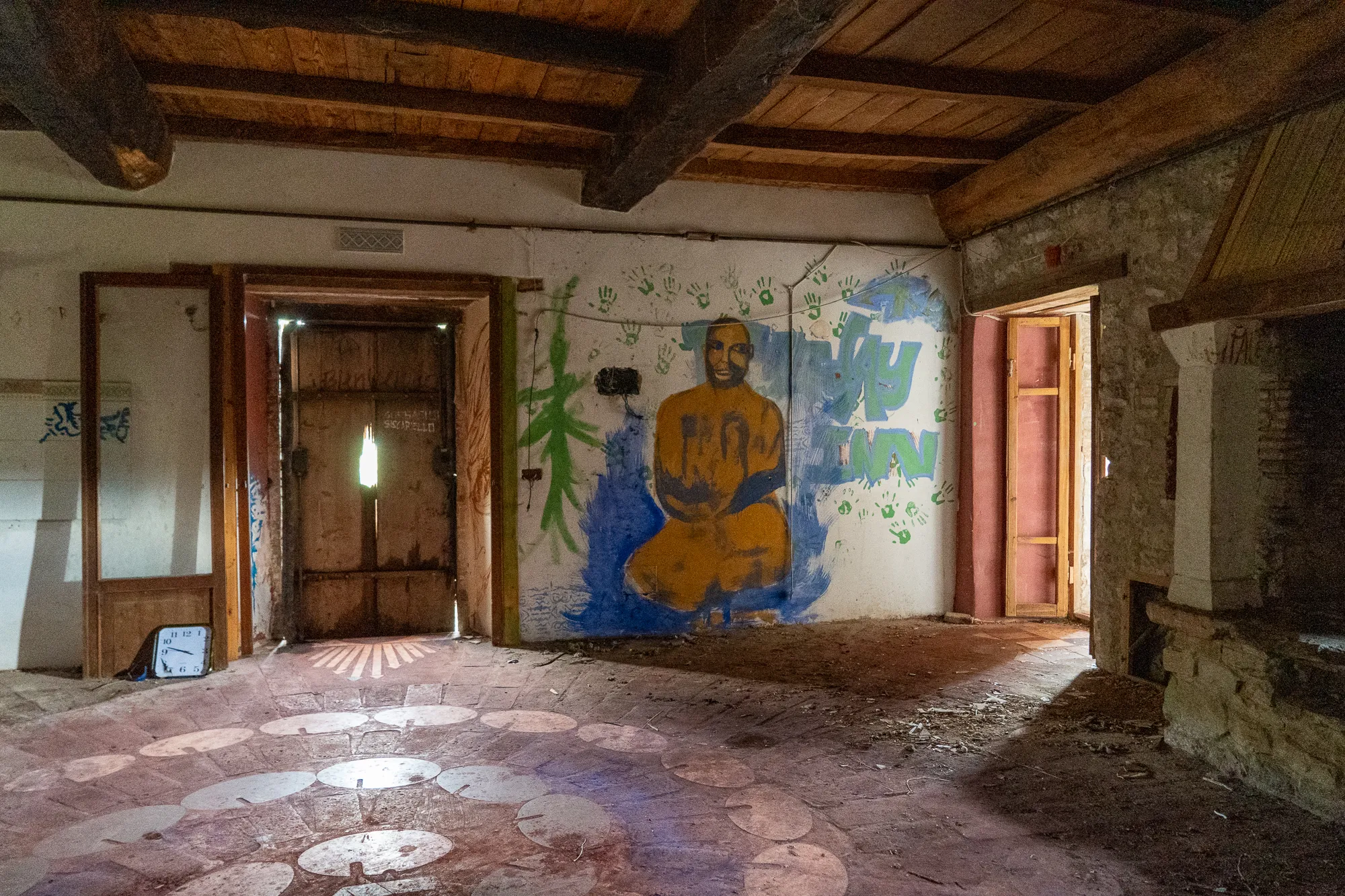 Innenraum mit Wandgemälde und Holzdecke