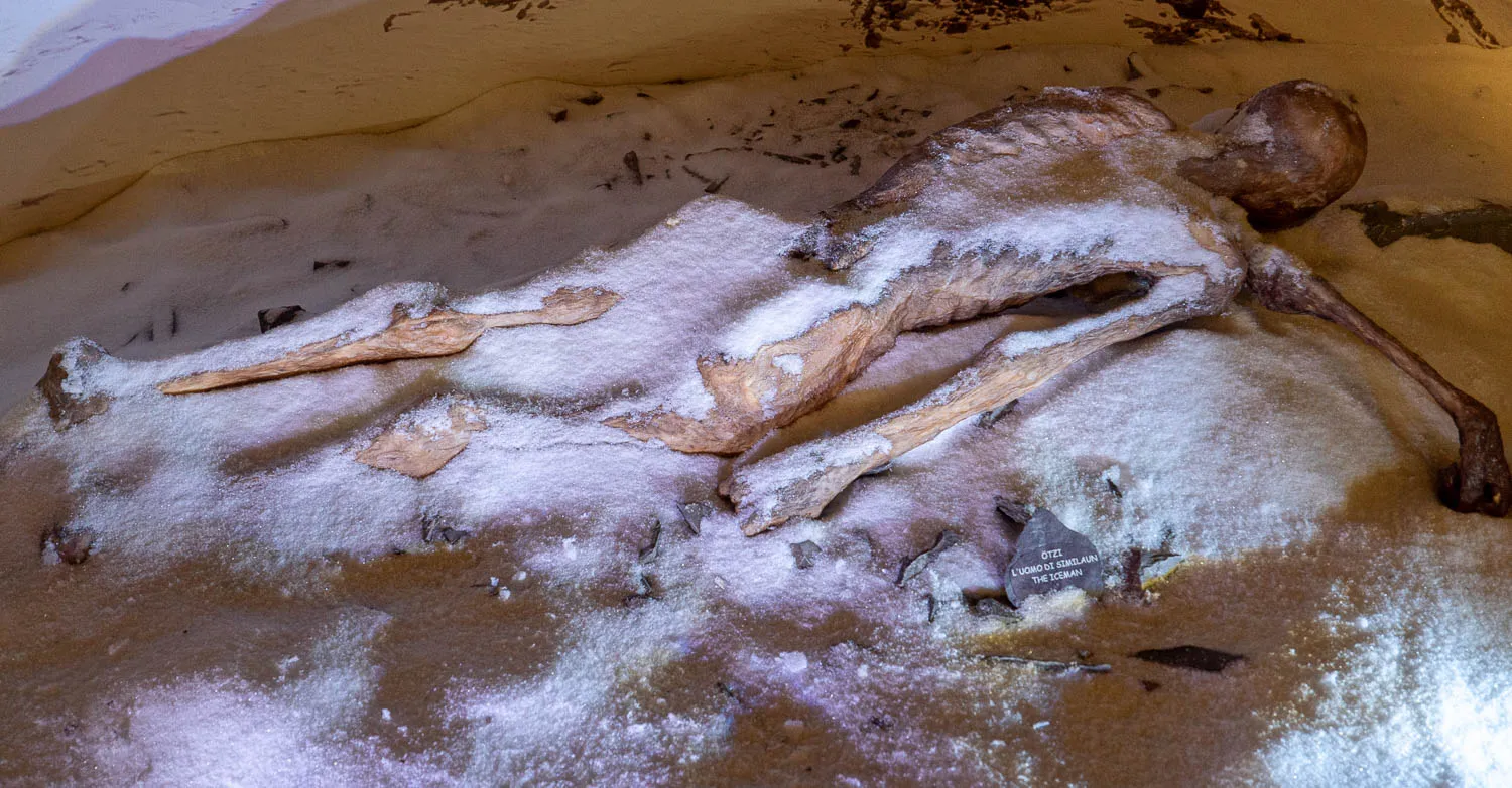 Körper eines mumifizierten Menschen in Sand, Museumsexponat