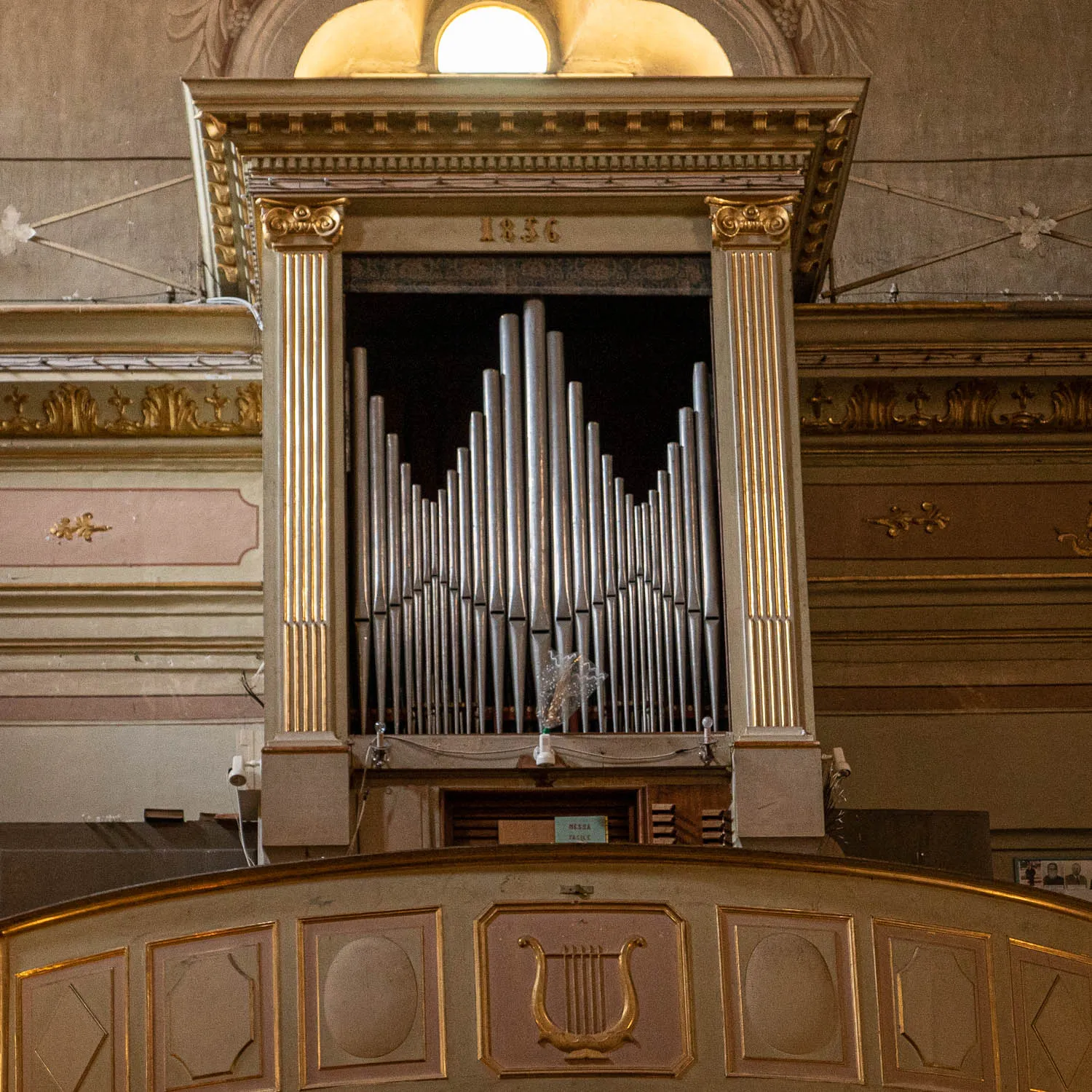 Orgel mit goldenem Gehäuse und Jahreszahl 1856 in Kirche