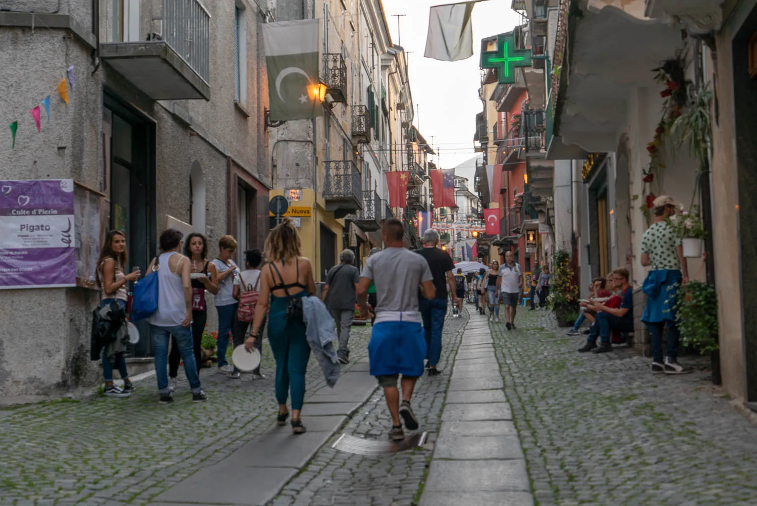 Gassen mit Menschen und Geschäften in Ormea