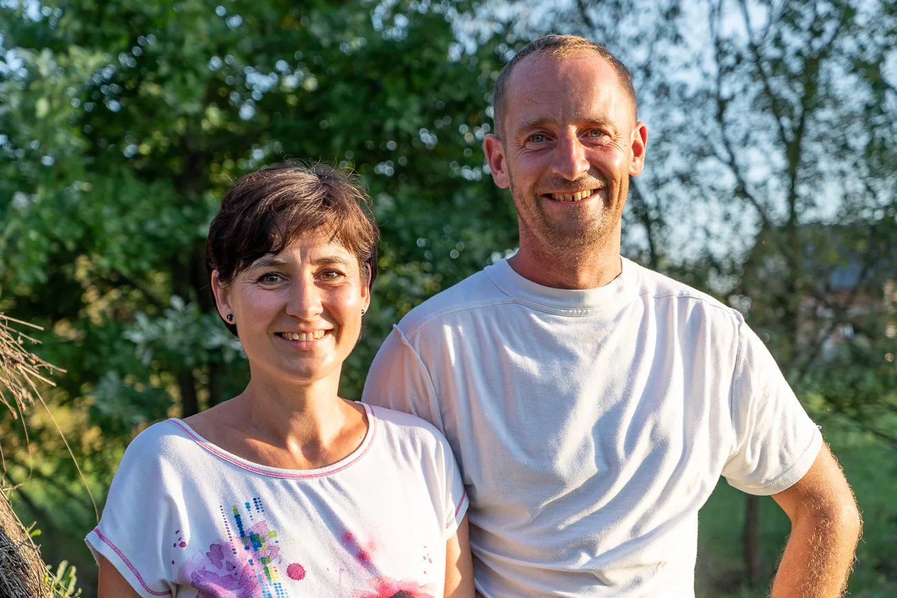 ein lachendes paar steht im grünen hintergrund
