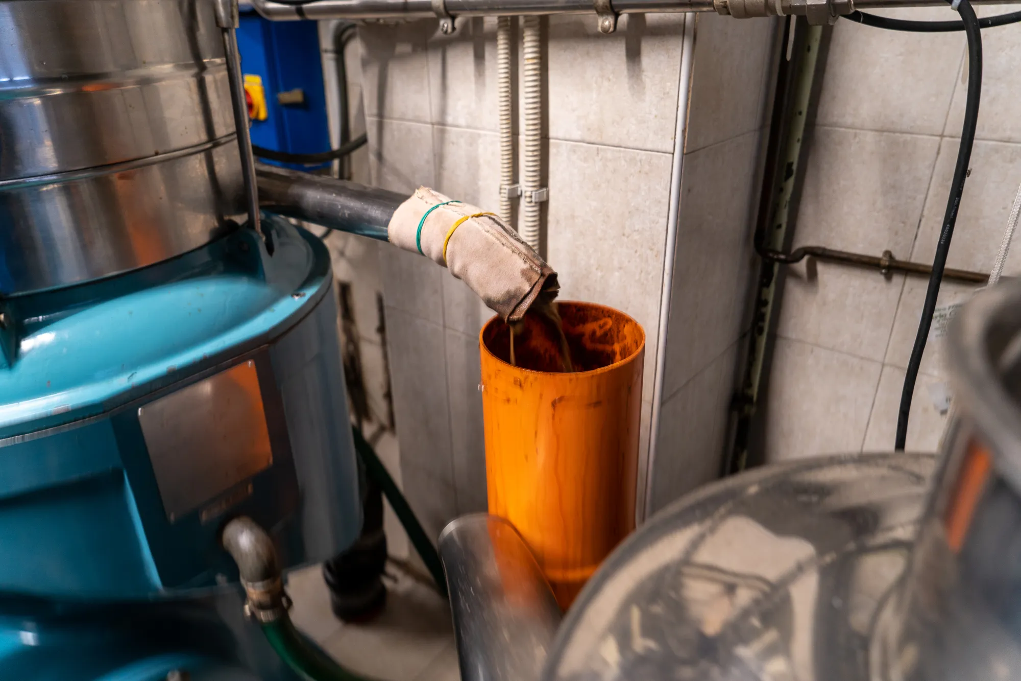 Industrielle Anlage mit Rohrleitung und orangefarbenem Behälter