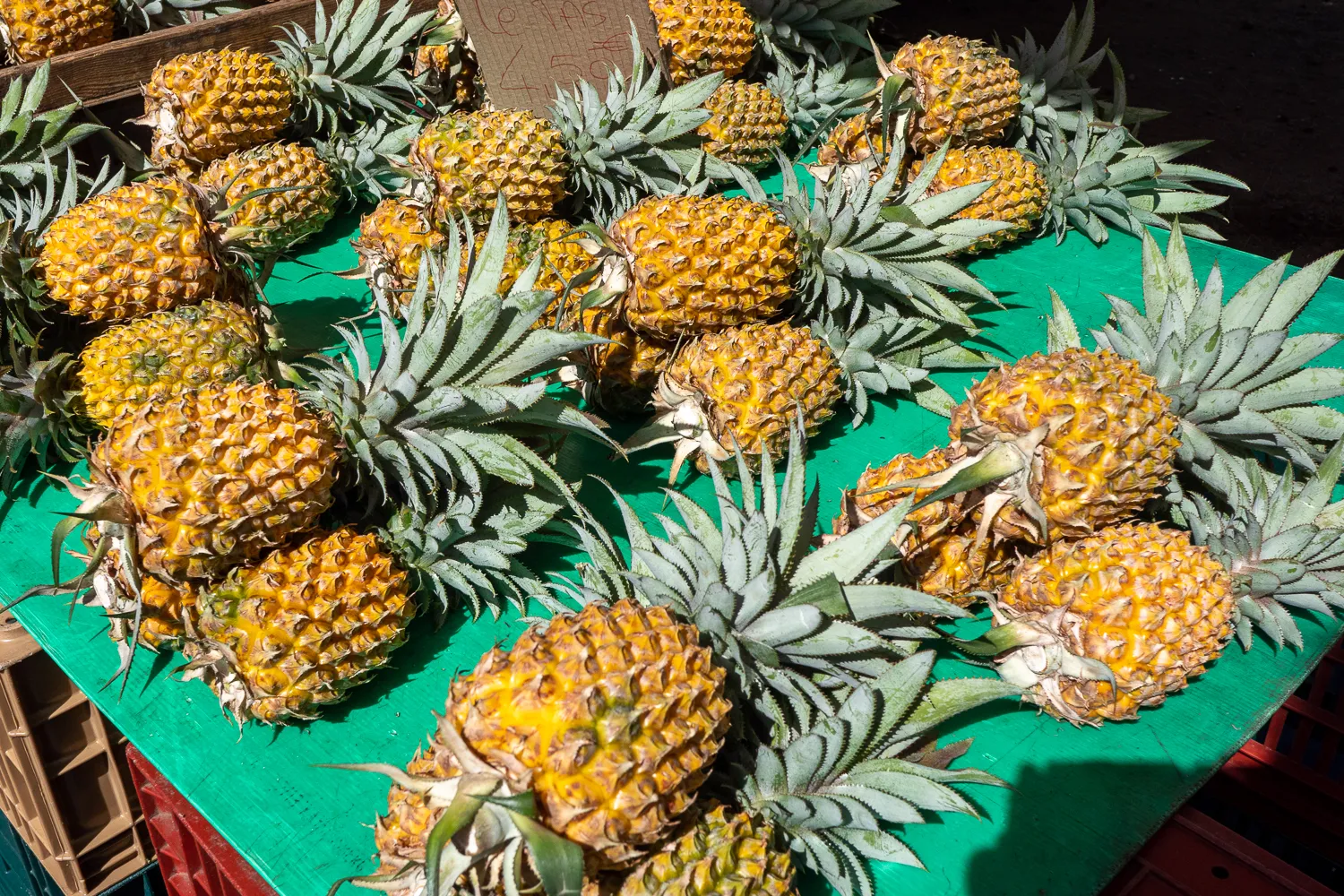 Reife Ananas auf grünem Tisch im Markt von Saint-Pierre