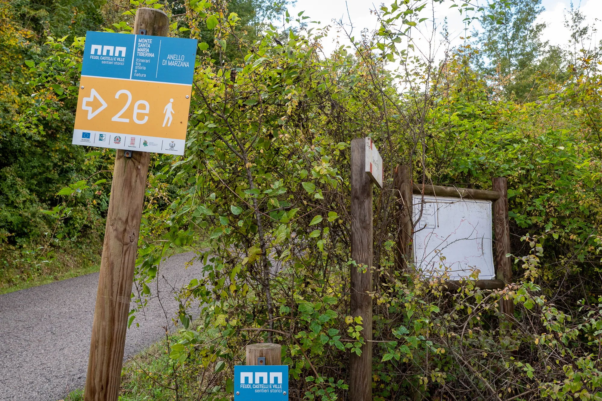 Wegweiser für Wanderweg 2e zum Ring von Marzana, mit Pfeil nach Osten und Base Camp Markierung