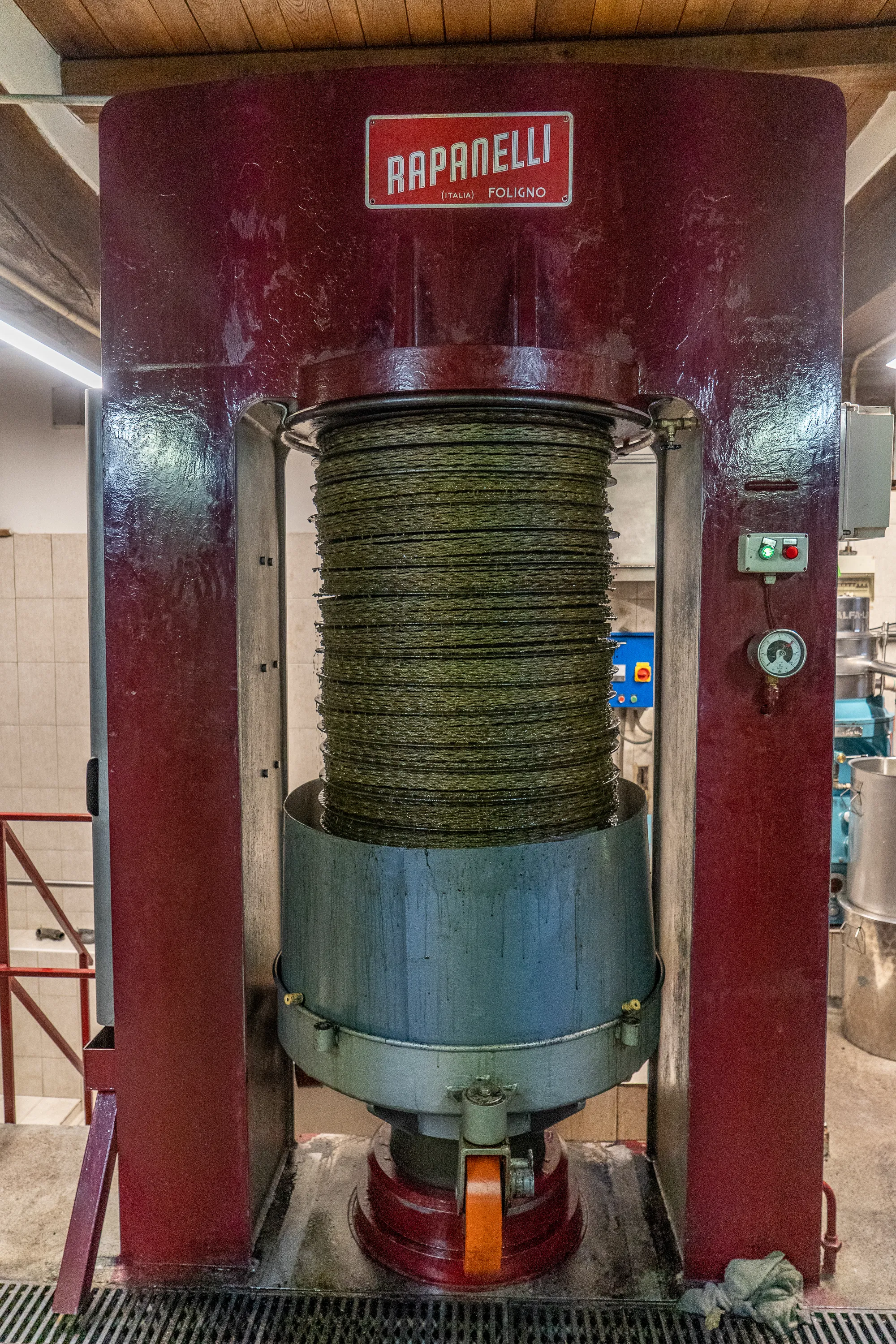 rote maschine mit grünen scheiben