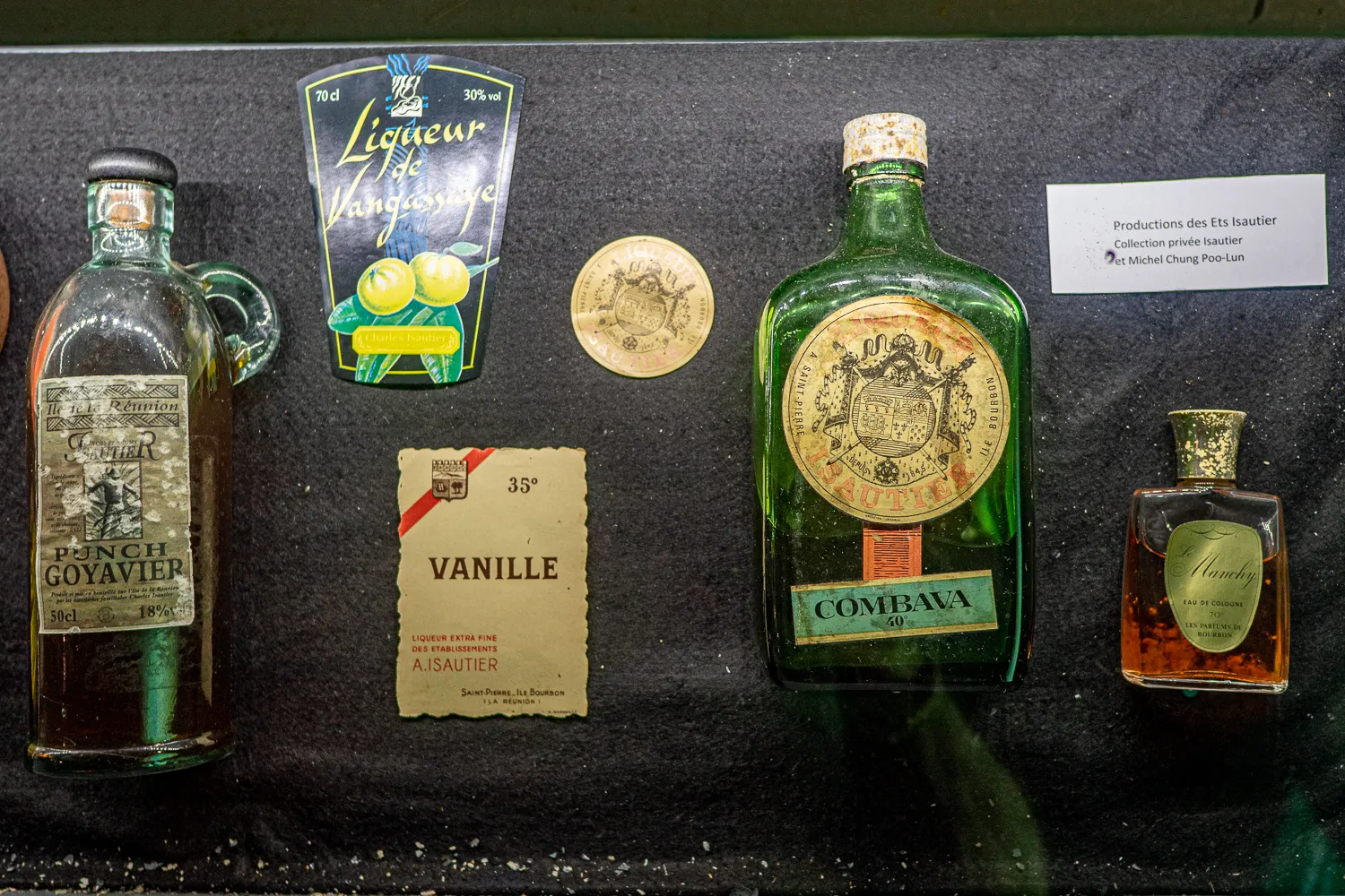 Ausstellung von Rumflaschen und Etiketten aus Réunion