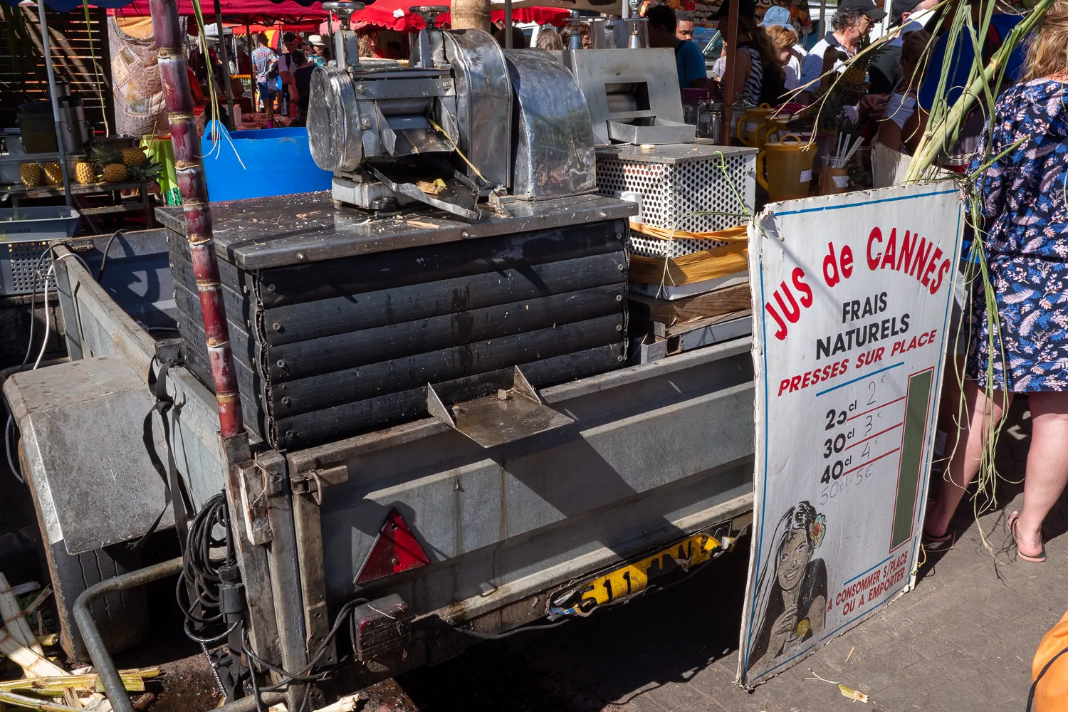 Marktstand mit Saftpresse und Schild für frische Saftprodukte