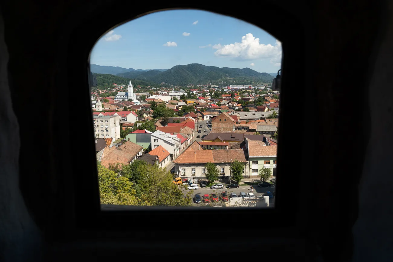 Stadtansicht von Baia Mare durch einen runden Turmfenster
