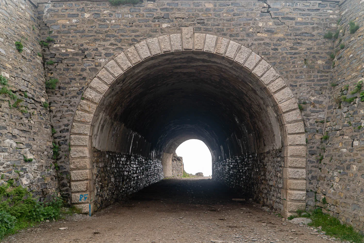 Steinbogen tunnel mit Blick auf helle Öffnung im Hintergrund