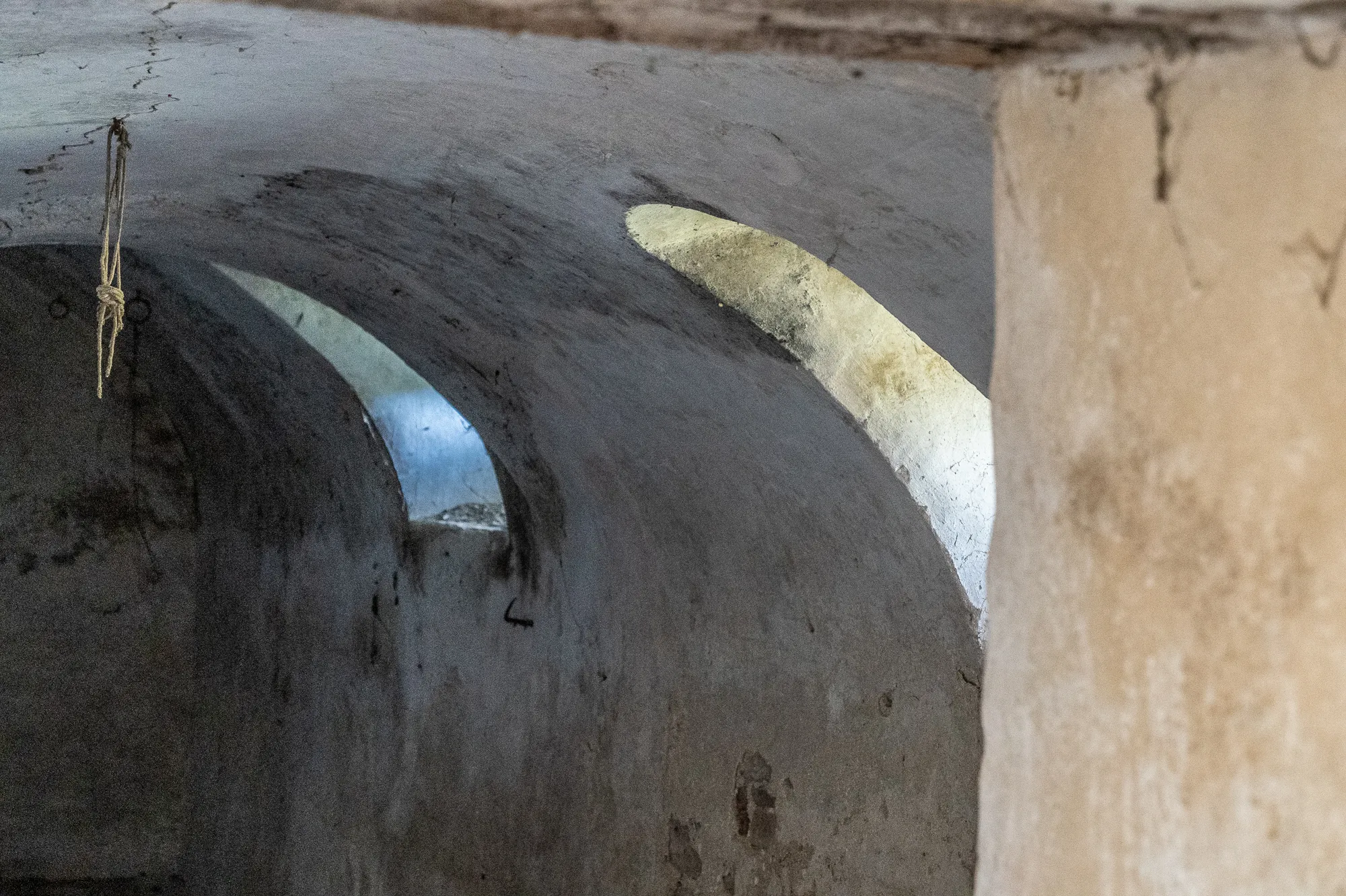 Bogen aus Stein mit Lichtflecken und verwitterter Oberfläche