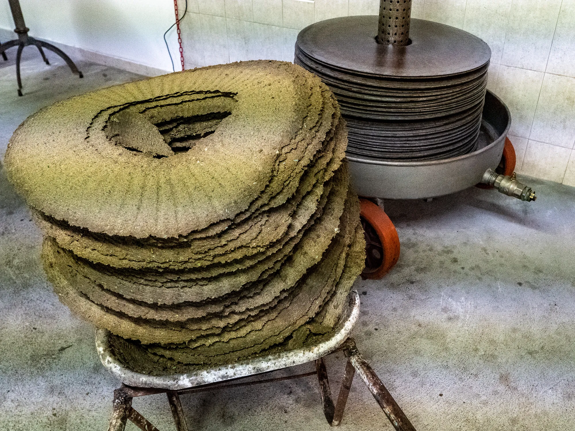 Stapel großer runder Steine mit Markierung, industrielle Maschine im Hintergrund