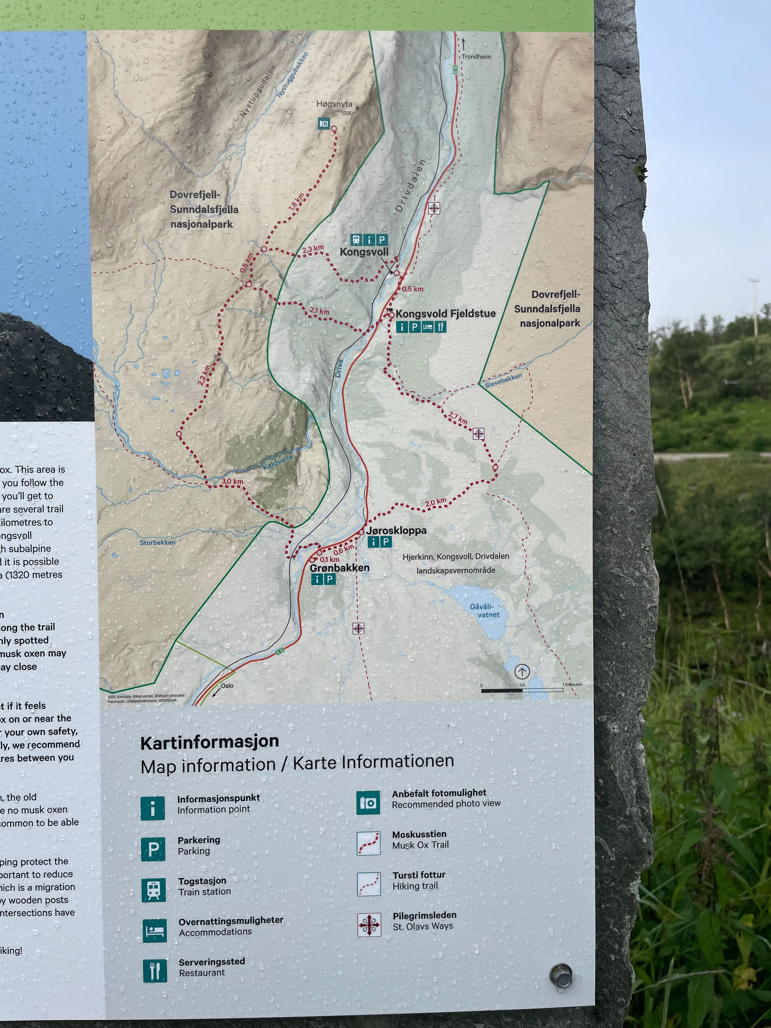 Wanderkarte mit markierten Pfaden und Sehenswürdigkeiten im Nationalpark