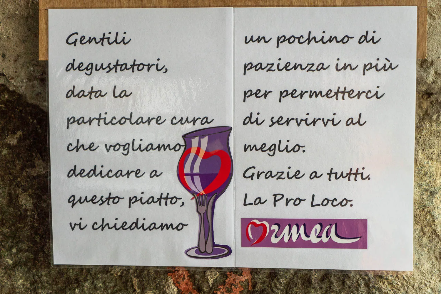 Schild mit Wein-Tour-Karte und Logo von Ormea